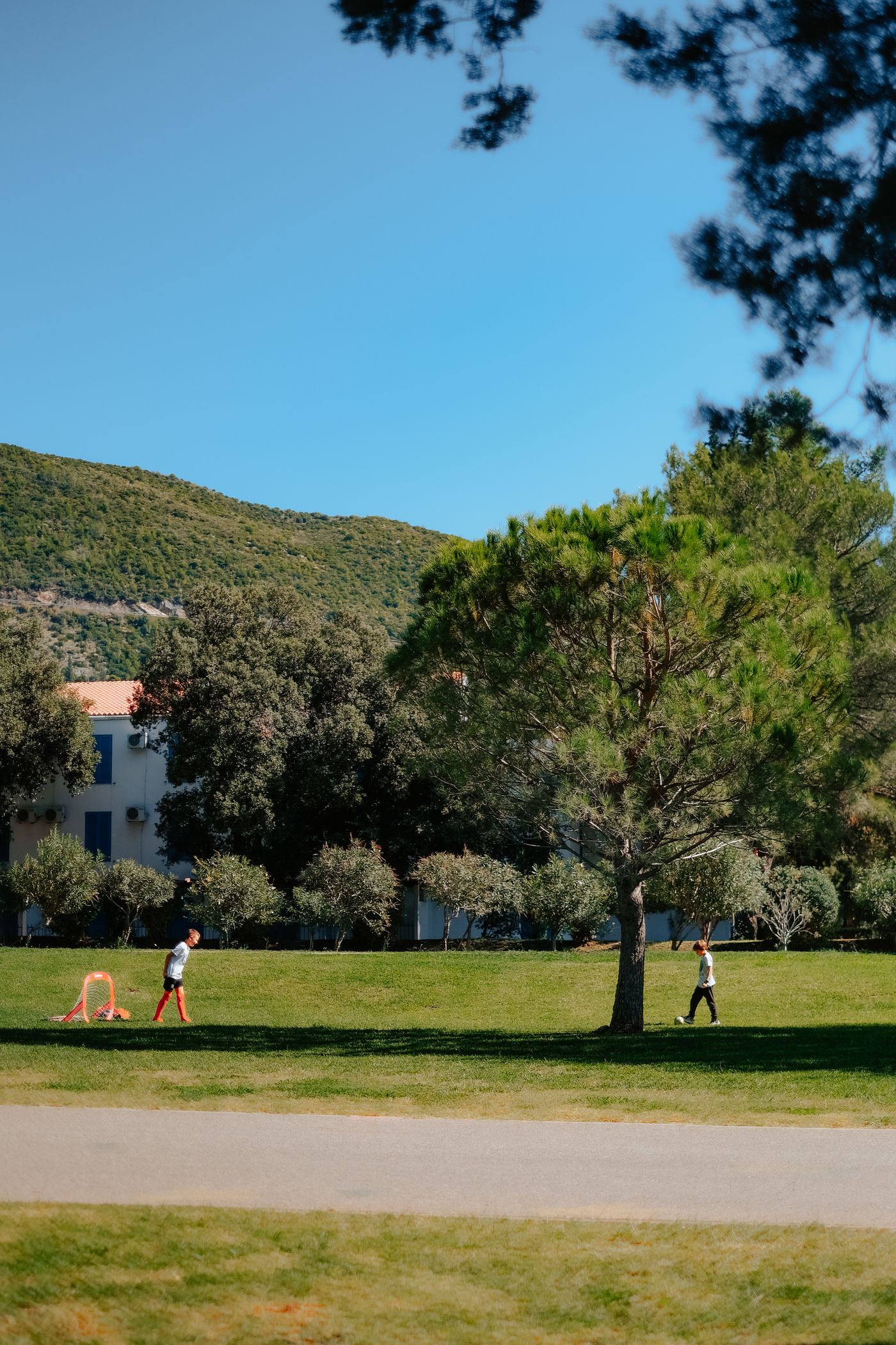 Des jeunes jouant au football en plein air
