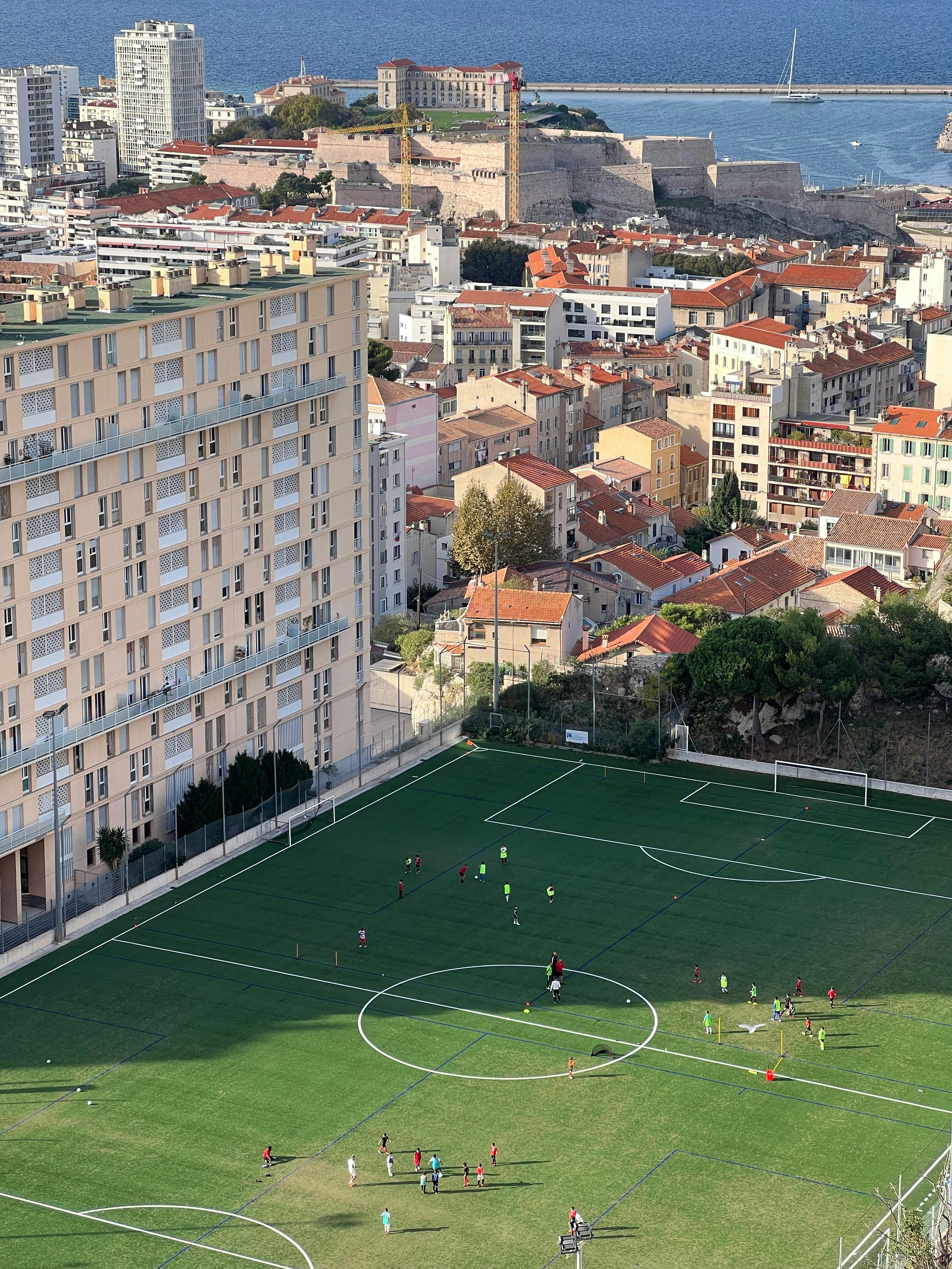 Terrain de football au cœur de la ville
